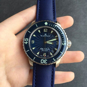 Een van de 50 blauwe artefacten van Blancpain in de N-fabriek, maat 45x15,5 mm, 2836 automatisch mechanisch uurwerk