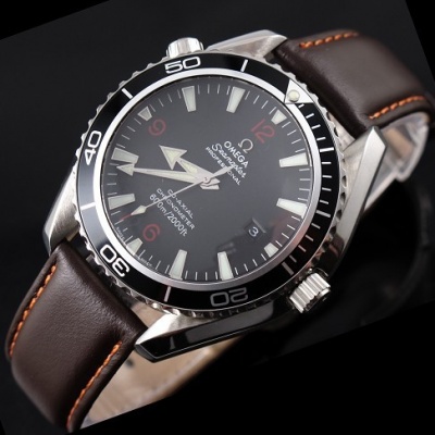 Relógio suíço Omega Seamaster série 007 pulseira de couro com anel de cerâmica preta e relógio mecânico automático de três mãos em escala de barra com movimento suíço.  Clique na imagem para fechar